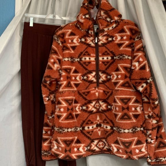Ariat pullover - Picture 1 of 8